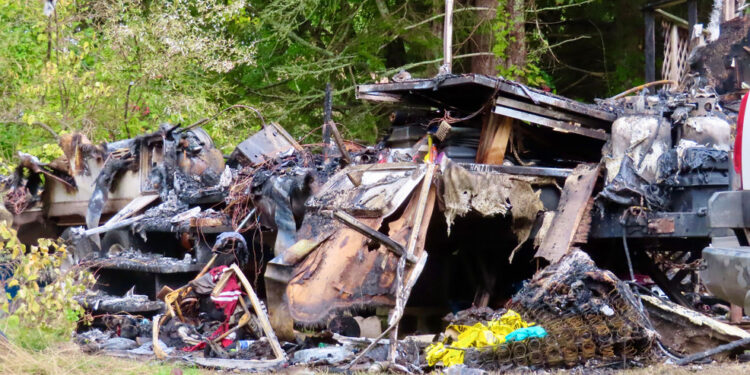 Un hombre muere en el incendio de una caravana en Charlestown