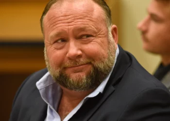 Alex Jones condenado a pagar 965 millones de dólares por las mentiras de Sandy Hook