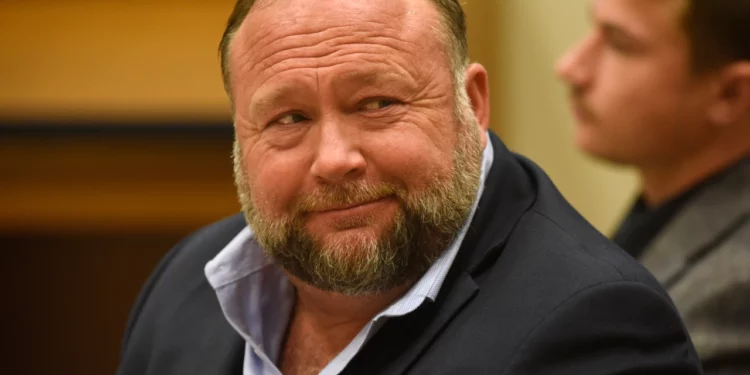 Alex Jones condenado a pagar 965 millones de dólares por las mentiras de Sandy Hook