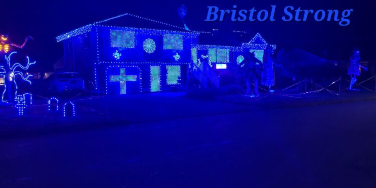 Una familia de Connecticut decora su casa con luces en honor a los policías emboscados