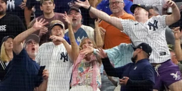 Aficionado que atrapó el 62º HR ofrece 2 millones de dólares por la pelota