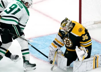 Los Bruins mejoran a 6-1; ganan a los Stars 3-1 con Hall y Ullmark