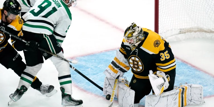 Los Bruins mejoran a 6-1; ganan a los Stars 3-1 con Hall y Ullmark
