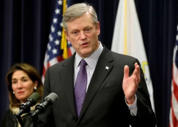 Encuesta: Baker es el gobernador más popular de EE.UU., McKee casi el último