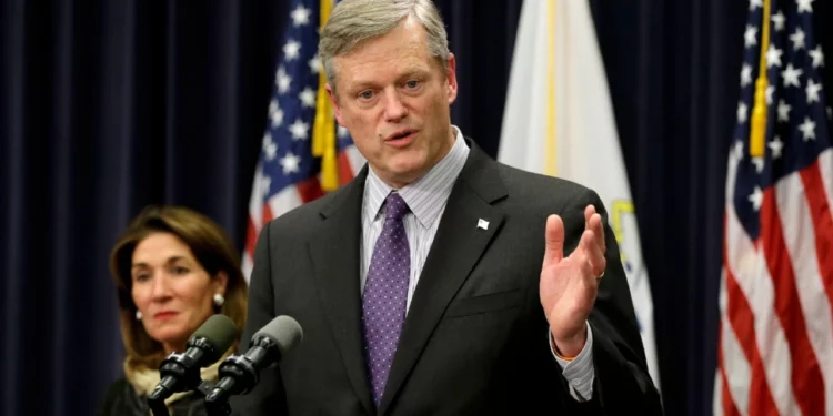 Encuesta: Baker es el gobernador más popular de EE.UU., McKee casi el último