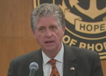 El gobernador McKee se perderá el desfile de otoño tras una intervención médica «rutinaria»