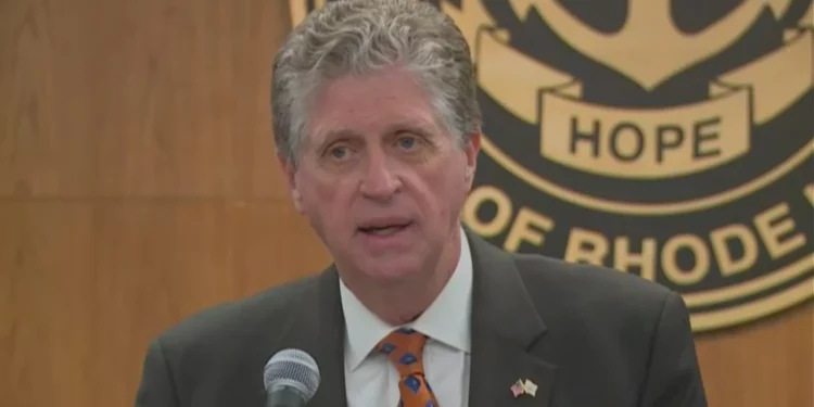 El gobernador McKee se perderá el desfile de otoño tras una intervención médica «rutinaria»