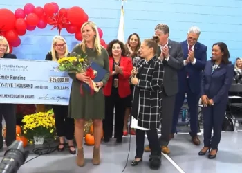 Maestra de tercer grado sorprendida con un premio de 25 mil dólares