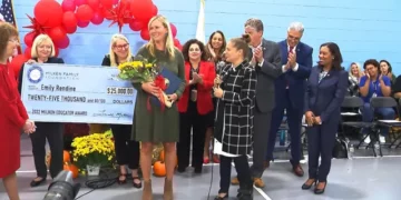 Maestra de tercer grado sorprendida con un premio de 25 mil dólares