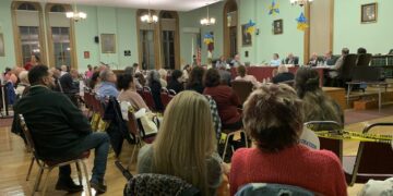 Los concejales votan para destituir a alcalde de Woonsocket