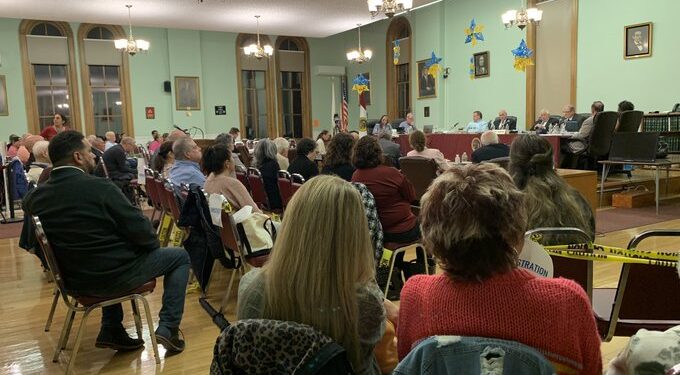 Los concejales votan para destituir a alcalde de Woonsocket