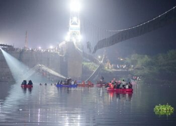 Al menos 140 muertos en la India al derrumbarse un puente colgante