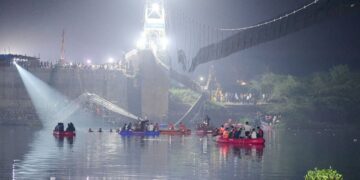 Al menos 140 muertos en la India al derrumbarse un puente colgante