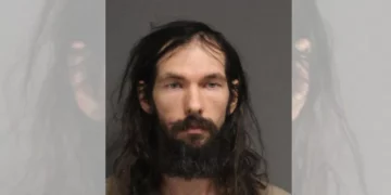 Detienen a un hombre de RI tras encontrar un dispositivo sospechoso en autocine de Connecticut