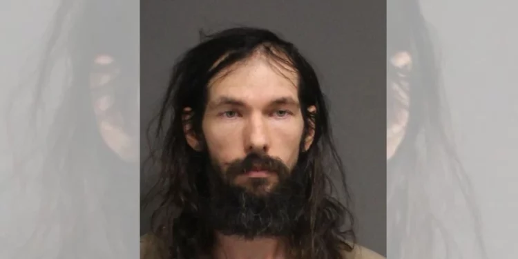 Detienen a un hombre de RI tras encontrar un dispositivo sospechoso en autocine de Connecticut