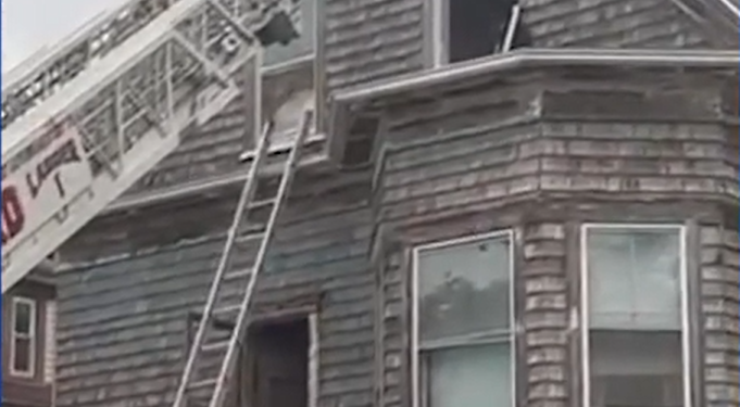 3 rescatados del incendio de New Bedford