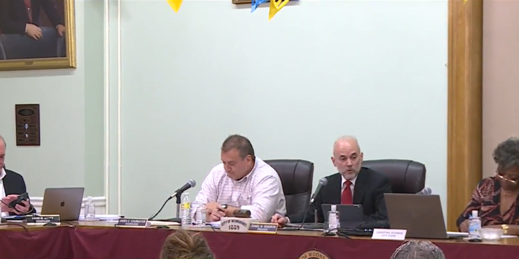 Los concejales de Woonsocket votarán si destituyen al alcalde en medio de una denuncia