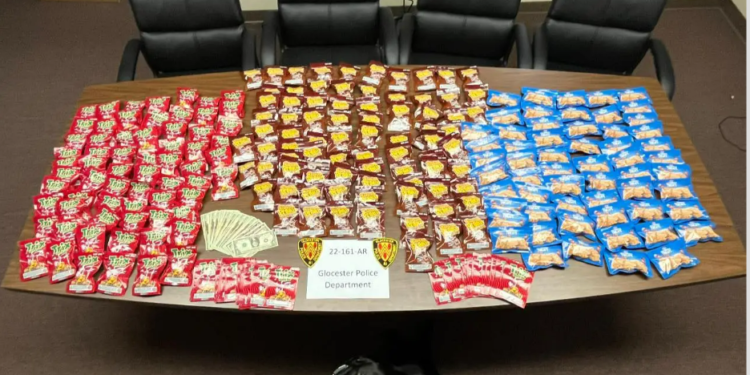 La policía encuentra más de 200 comestibles durante un control de tráfico en Glocester