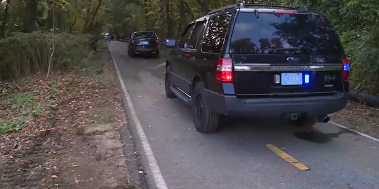 Se busca a dos sospechosos de asalto a domicilio armados; 1 detenido