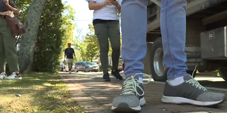 Los inmigrantes enviados a Martha’s Vineyard comienzan a instalarse en alojamientos temporales