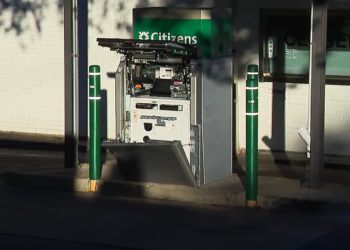 El sospechoso irrumpió en el cajero automático de Cranston, golpeó el coche mientras huía