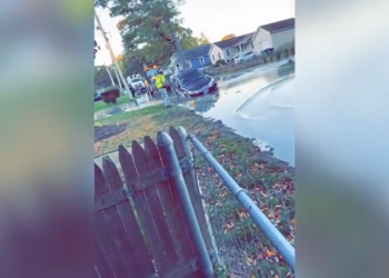 Un coche se queda atascado en un socavón en Warwick