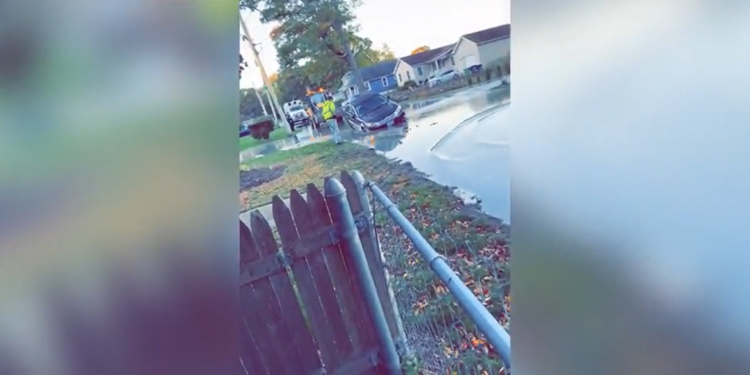 Un coche se queda atascado en un socavón en Warwick