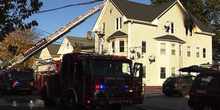 15 desplazados en el incendio de una casa en Central Falls