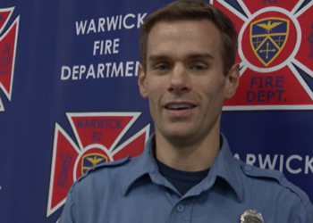 Un bombero de Warwick es premiado por salvar a un practicante de paddleboarding