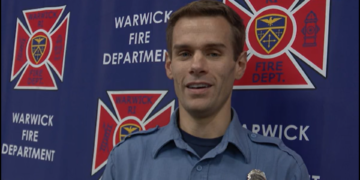 Un bombero de Warwick es premiado por salvar a un practicante de paddleboarding
