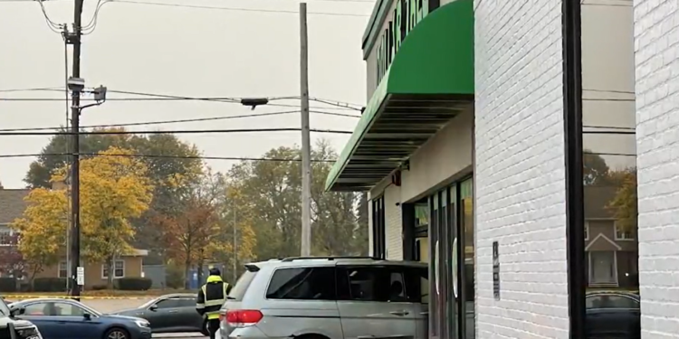 El ex trabajador condujo el coche en Woonsocket Dollar Tree