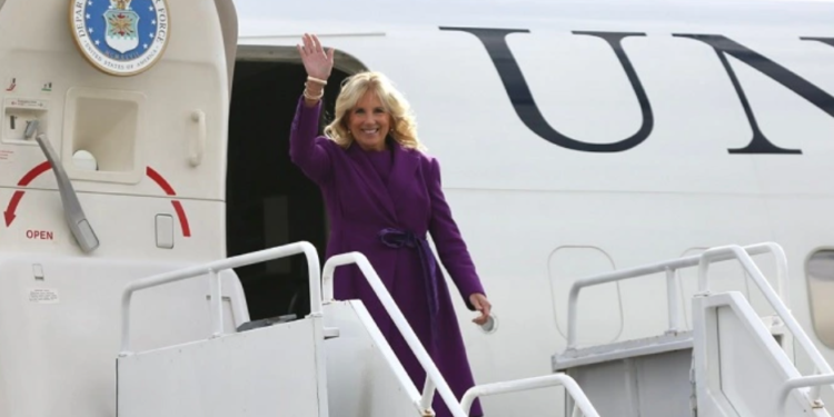 La primera dama Jill Biden pronuncia un discurso en el RIC