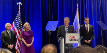 La primera dama Jill Biden apoya a McKee y a los demócratas en su visita a RI