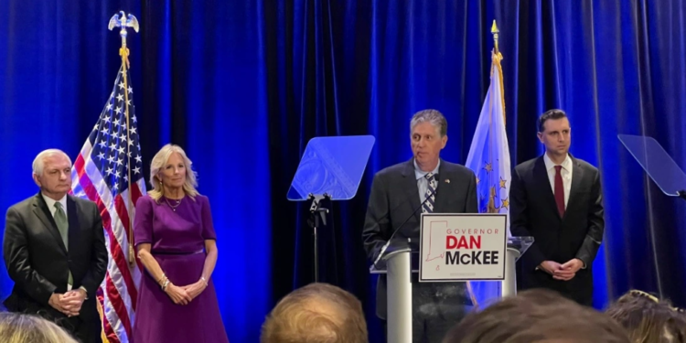 La primera dama Jill Biden apoya a McKee y a los demócratas en su visita a RI