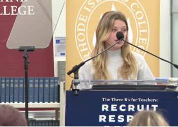 Un estudiante del RIC pronuncia el discurso de apertura de la primera dama Jill Biden