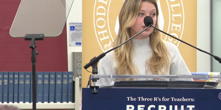 Un estudiante del RIC pronuncia el discurso de apertura de la primera dama Jill Biden