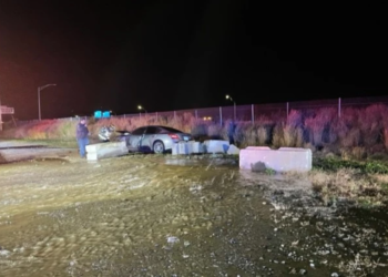 Un hombre es acusado de conducir bajo los efectos del alcohol tras un accidente que inunda la calzada