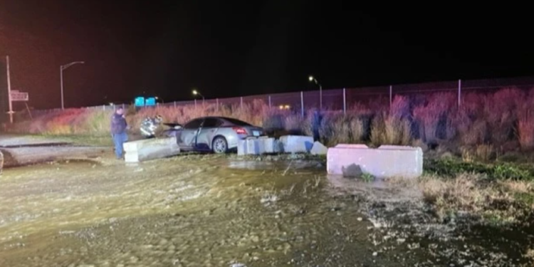 Un hombre es acusado de conducir bajo los efectos del alcohol tras un accidente que inunda la calzada