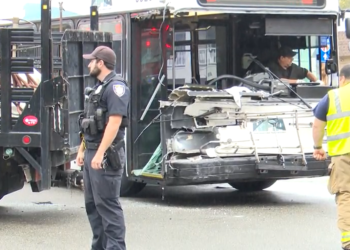Autobús de RIPTA implicado en un accidente en Newport