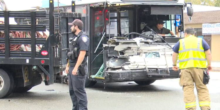 Autobús de RIPTA implicado en un accidente en Newport