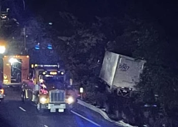 Un tractocamión se sale de la carretera en Providence