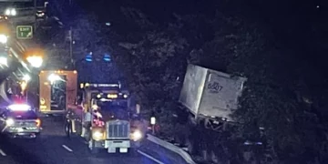Un tractocamión se sale de la carretera en Providence