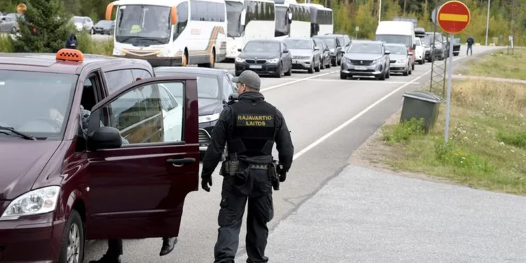 Finlandia construirá un muro metálico en su frontera con Rusia para frenar llegada de migrantes