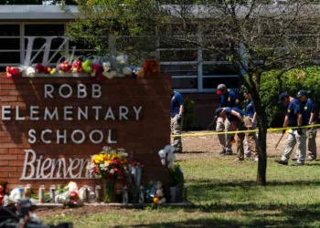 El director de la escuela de Uvalde planea retirarse tras la indignación de la comunidad