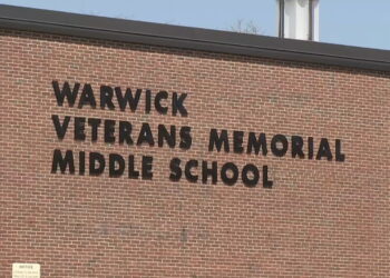 La escuela secundaria de Warwick advierte del «desafío de un chip»
