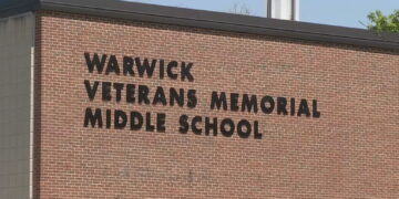 La escuela secundaria de Warwick advierte del «desafío de un chip»