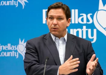 El Tesoro investiga los vuelos de migrantes del gobernador de Florida DeSantis