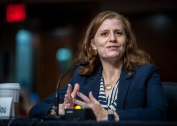 Directora de USCIS, envía importante mensaje a inmigrantes latinos con Green Card