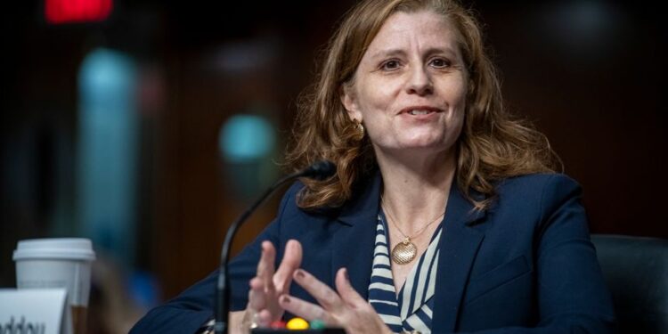 Directora de USCIS, envía importante mensaje a inmigrantes latinos con Green Card