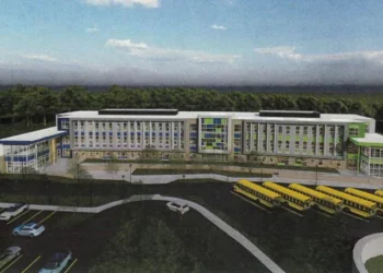 Johnston recibe un bono de 85 millones de dólares para mejoras escolares